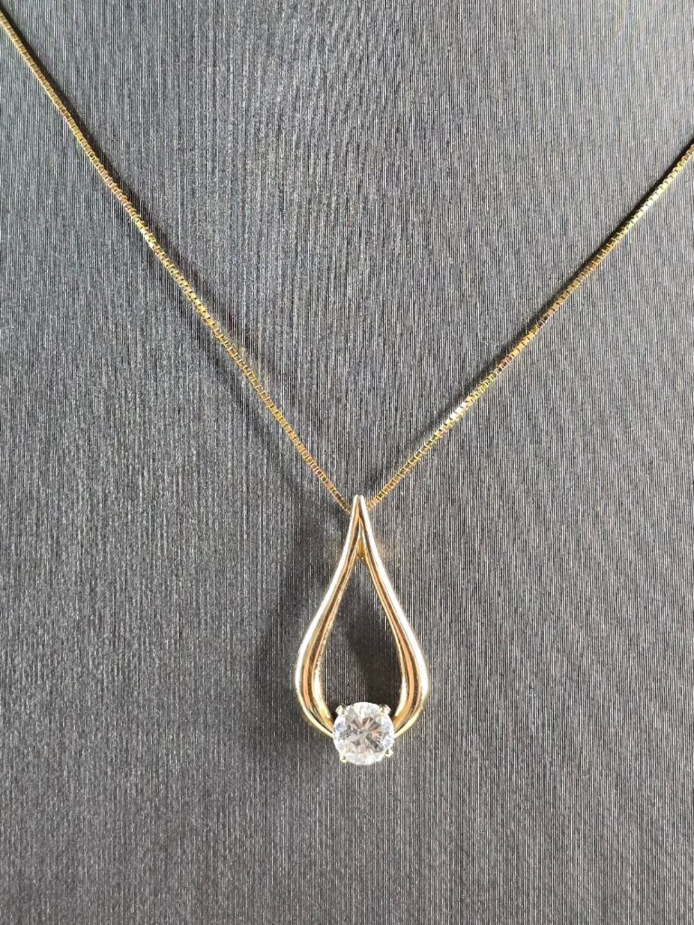 Womens Vintage Estate 14K Gold Tear Drop Diamond Pendant Necklace 2.0g E5121